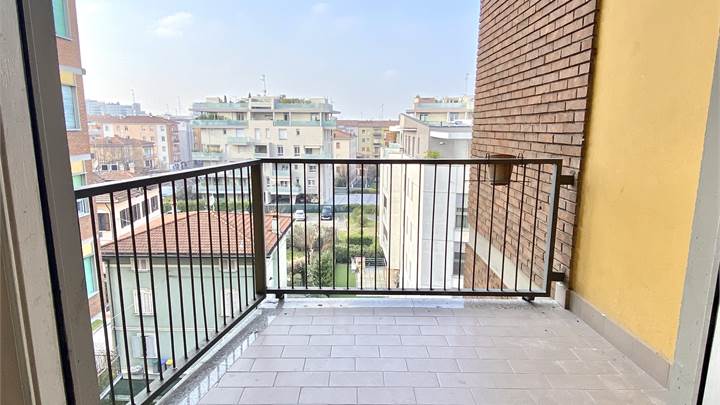 - Ampio Appartamento Luminoso con Terrazzino -