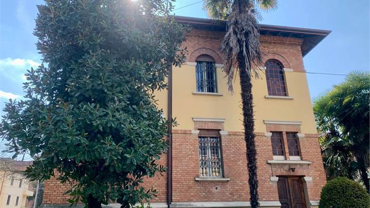 - VILLA INDIPENDENTE IN STILE LIBERTY -